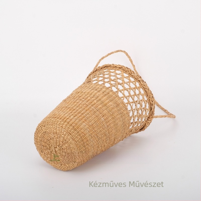 Szalmából készült fonott bucket táska rattan kerettel és papírszál díszítéssel