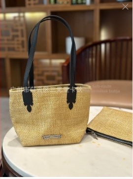 Szalmából készült tote táska nyitott felsővel és dupla vállpánttal — horizontális négyzet formájú, mindennapi használatra