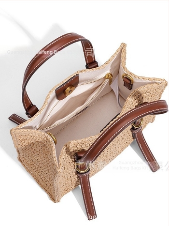 PP szalma anyagú strand táska nyaraláshoz, horizontális négyzet alakú forma, mágneses csat, belső zseb a mobiltelefon számára, poliészter bélés.