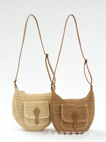 Szalma táska városi minimalista stílusban, vízszintes négyzet alakú forma, cipzáros nyitás, rejtett cipzáras zseb és mobiltelefon-zseb