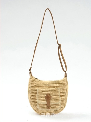 Szalma táska városi minimalista stílusban, vízszintes négyzet alakú forma, cipzáros nyitás, rejtett cipzáras zseb és mobiltelefon-zseb