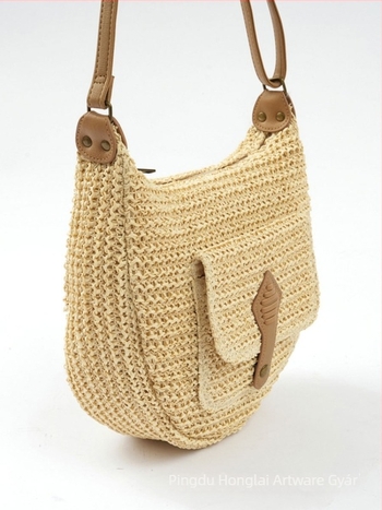 Szalma táska városi minimalista stílusban, vízszintes négyzet alakú forma, cipzáros nyitás, rejtett cipzáras zseb és mobiltelefon-zseb