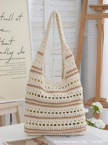 Tote táska szövött szalmából a strandhoz és a mindennapokra | nyitott felső | függőleges téglalap alakú forma | belső zsebek telefonhoz és dokumentumokhoz | dupla vállpánt