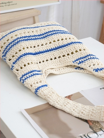 Tote táska szövött szalmából a strandhoz és a mindennapokra | nyitott felső | függőleges téglalap alakú forma | belső zsebek telefonhoz és dokumentumokhoz | dupla vállpánt