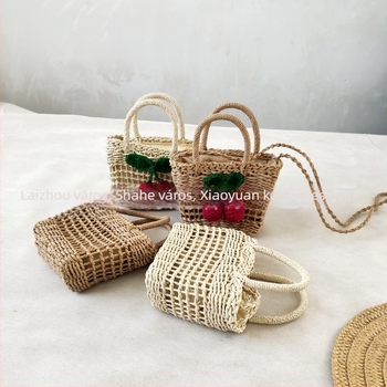 Női keresztpántos szalmából készült táska, függőleges négyszögletes forma, kis négyzet mintázat, szalagos zárás