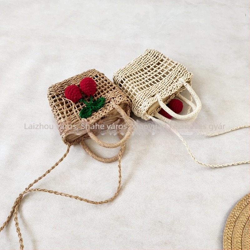 Női keresztpántos szalmából készült táska, függőleges négyszögletes forma, kis négyzet mintázat, szalagos zárás