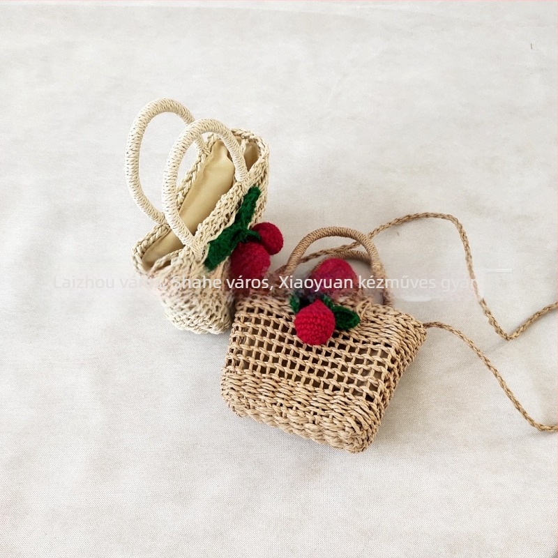 Női keresztpántos szalmából készült táska, függőleges négyszögletes forma, kis négyzet mintázat, szalagos zárás