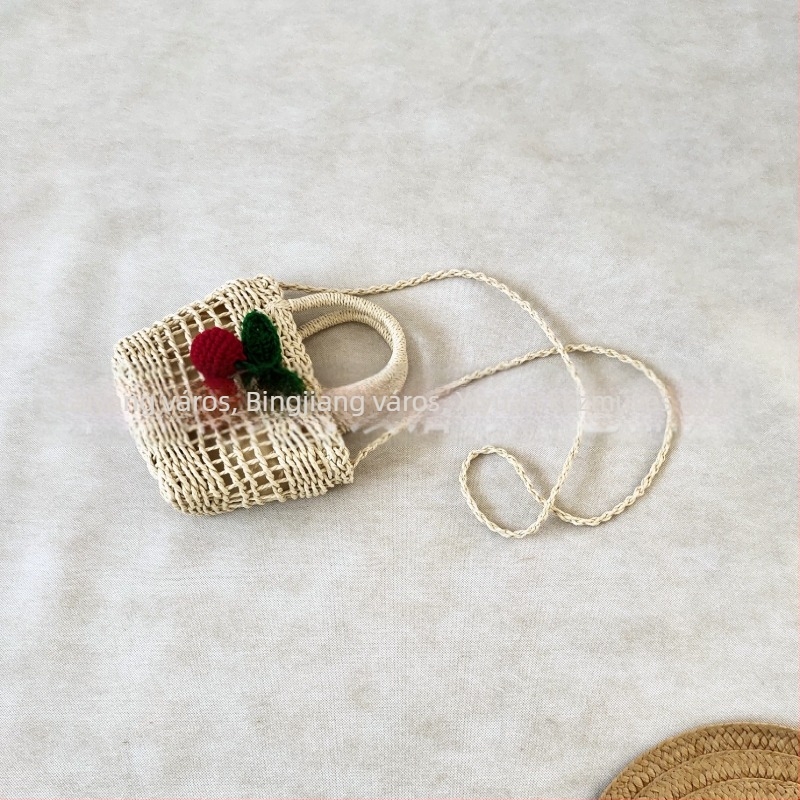 Női keresztpántos szalmából készült táska, függőleges négyszögletes forma, kis négyzet mintázat, szalagos zárás