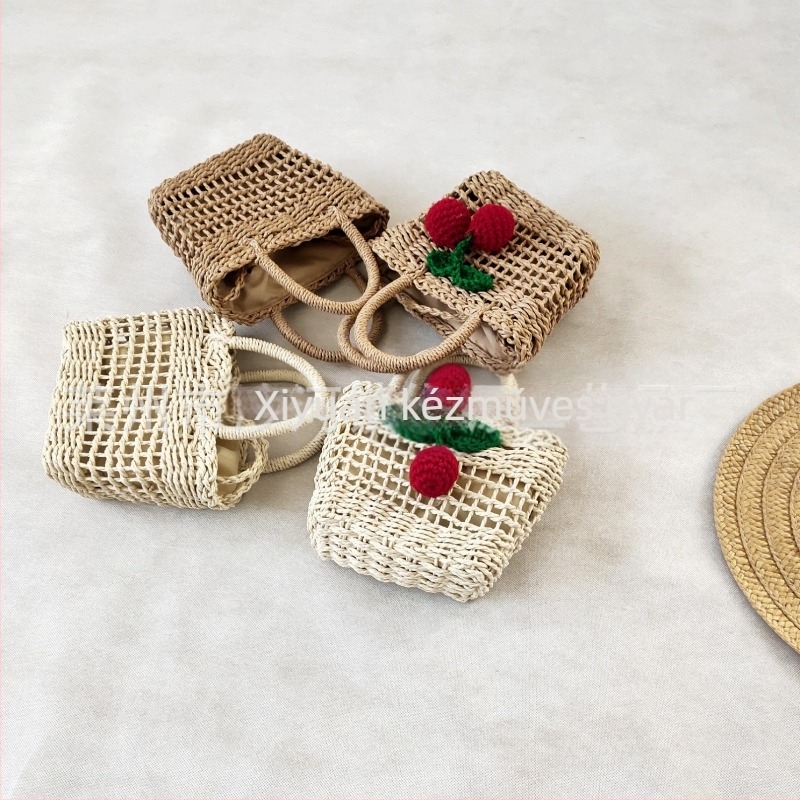 Női keresztpántos szalmából készült táska, függőleges négyszögletes forma, kis négyzet mintázat, szalagos zárás