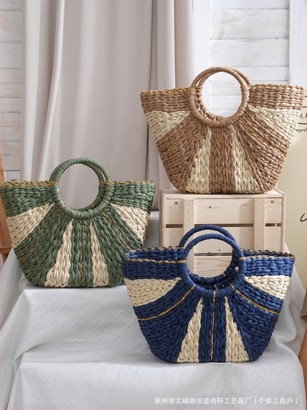 Szalmából készült tote táska, nagy kapacitású, nyitott felső rész, vízszintes négyzet alakú, belső zseb telefonhoz