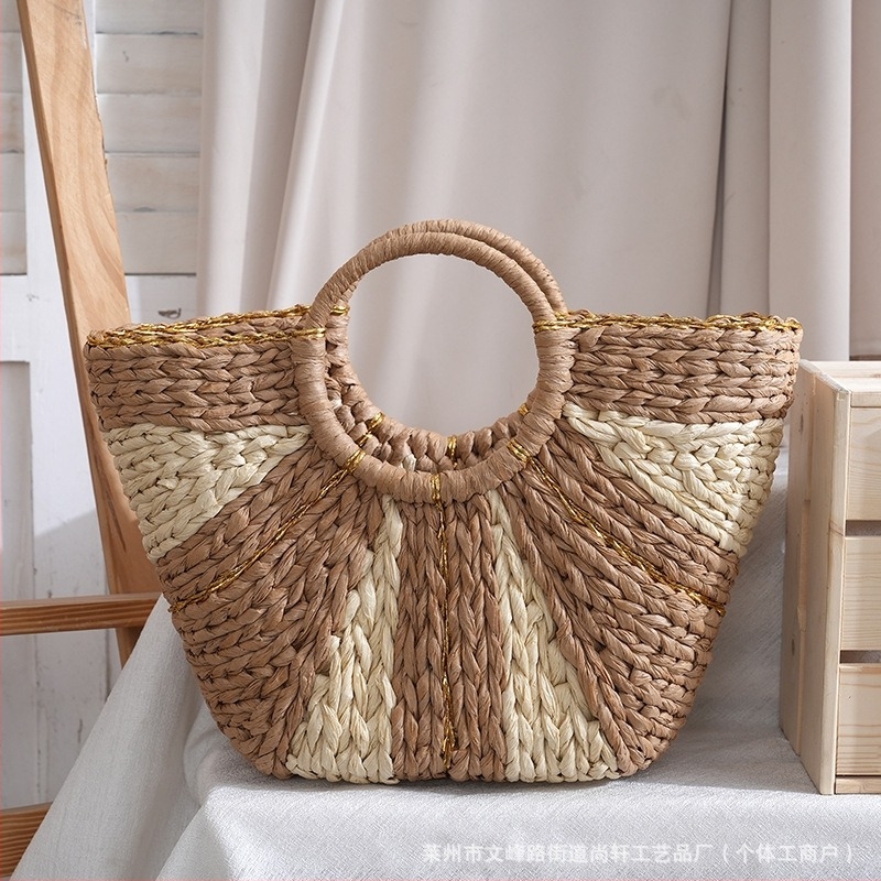 Szalmából készült tote táska, nagy kapacitású, nyitott felső rész, vízszintes négyzet alakú, belső zseb telefonhoz