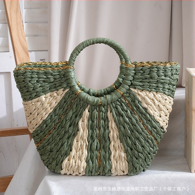 Szalmából készült tote táska, nagy kapacitású, nyitott felső rész, vízszintes négyzet alakú, belső zseb telefonhoz