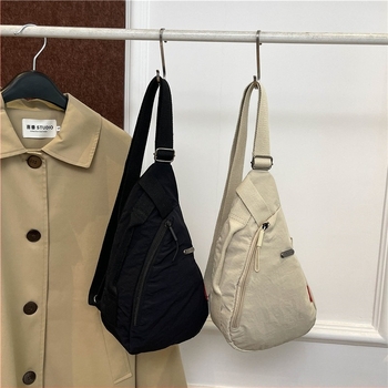Crossbody táska városi minimalist stílusban, Oxford anyag, cipzáras záródás, belső cipzáras zseb és telefonzseb, 2025 tavasz