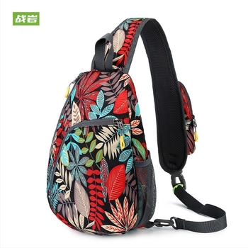 Női crossbody táska – virágos mintázat, PU anyag, cipzáras zárás, nylon bélés, belső zseb