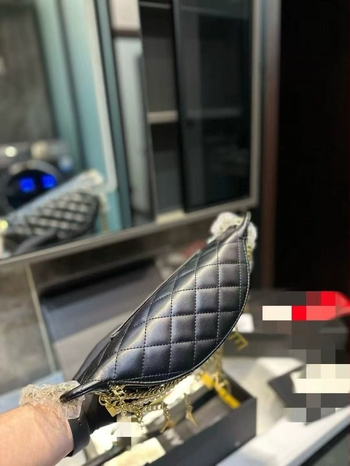 Női mini quiltolt láncos oldaltáska, valódi bőr, poliészter bélés, cipzáras záródás, belső cipzáras zseb és telefon-zseb, street style Mengchu