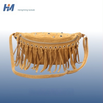 Crossbody táska bojtokkal, patkó alakú, retro ovális dizájn, vászon külső, poliészter bélés, cipzáras nyitás, egy vállpánt, belső telefontartó zseb, 3D külső, 2025 tavaszi kiadás