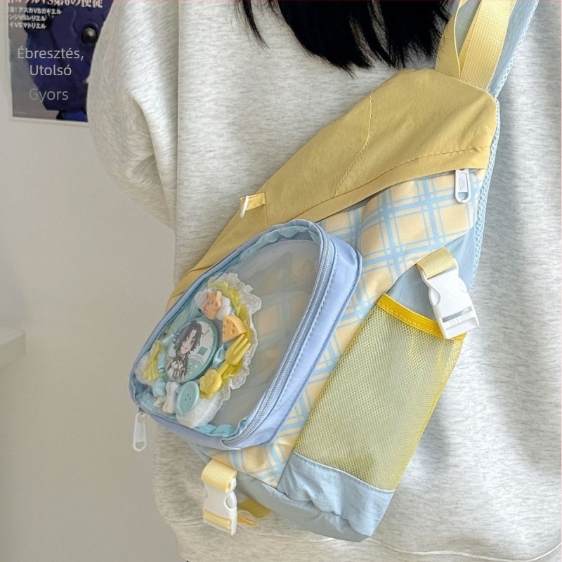 Crossbody táska, japán stílusú anime ihletésű átlátszó, kockás mintával és háromdimenziós dizájnnal; nylon külső, poliészter bélés, cipzáras zárás, közepes keménységű.