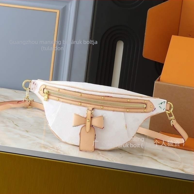 Valódi bőrből készült crossbody táska utcai divat stílusban, vászon belső, cipzáras zárás, fedeles táska