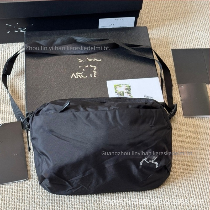 Crossbody táska szabadidős utazáshoz — nylon, cipzár, belső zseb, 2025 tavasz