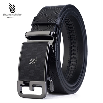 Férfi bőrszíj split bőrből, kockás mintázatú, automata csattal, ötvözet csattal, szélesség 2–4 cm, elektroplatált felület