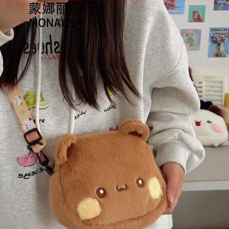 Plüss crossbody táska telefontokkal, cipzáras zárás, poliészter bélés, friss és édes stílus.
