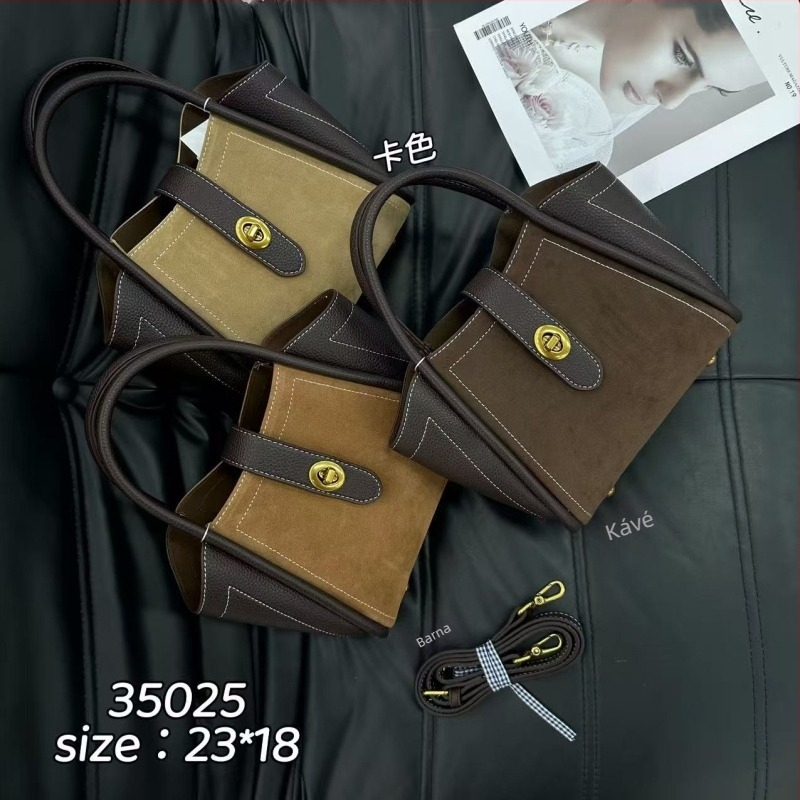 Velúr anyagú váll- és keresztpántos táska, városi minimalist stílus, horizontális négyzet alakú forma, cipzáras zárás.