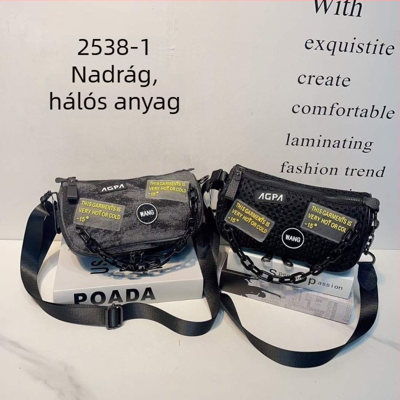 Denim crossbody táska vastag láncos vállpánttal, zárás zipzárral és belső zsebekkel