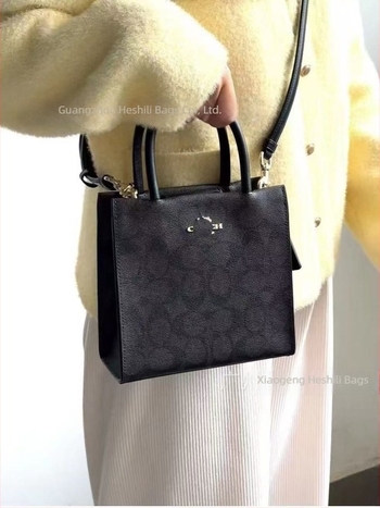 Valódi bőr városi crossbody táska, függőleges négyzet alakú forma, húzózár-csattal nyitható, poliészter bélés, belső telefonzseb