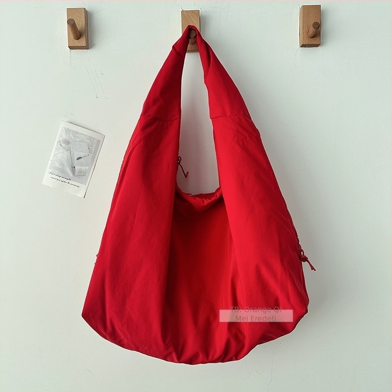 Nylon Tote táska szabadidőre — puha kivitel, poliészter bélés, cipzáras belső zseb, egy vállpánt, koreai stílus