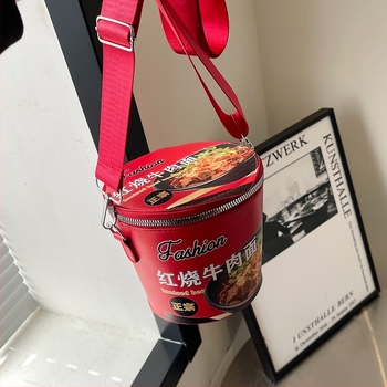 PU bucket táska fedéllel, hengeres forma, cipzáras zárás, egy vállpánt