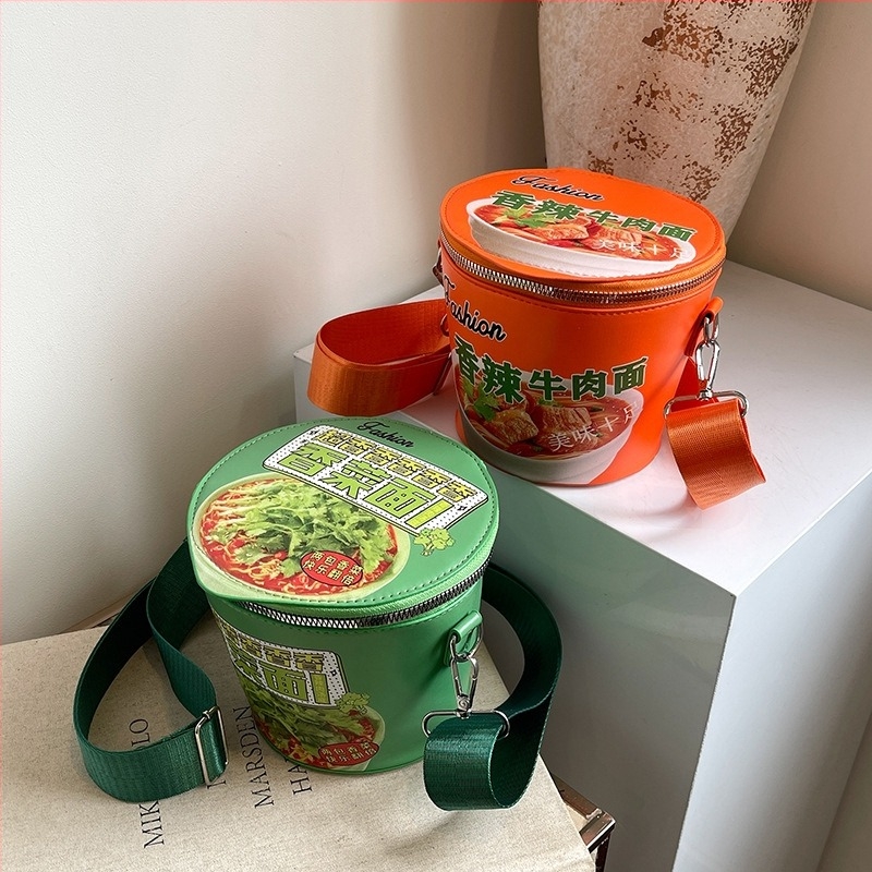 PU bucket táska fedéllel, hengeres forma, cipzáras zárás, egy vállpánt