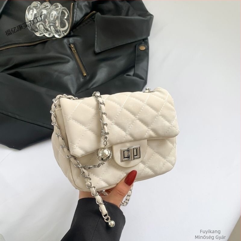 Crossbody táska vízszintes négyszögletes formával és bársony béléssel (Poliészter; záródás; laminált cipzár belső rekesz)