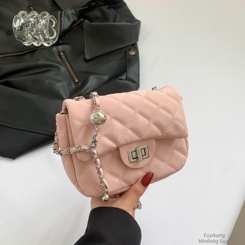 Crossbody táska vízszintes négyszögletes formával és bársony béléssel (Poliészter; záródás; laminált cipzár belső rekesz)