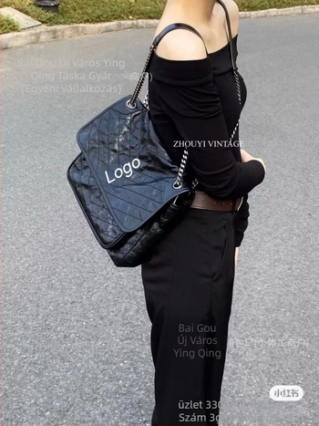 PU bőr crossbody táska, romb mintázat, láncos vállpánt, felső kupakos záródású, belső zsebek: cipzár, telefon és ID zseb