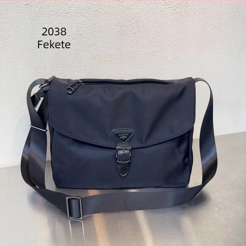 Nylon keresztpántos válltáska, kis négyszögletes formájú, üzleti ingázáshoz; fedeles lezárás; belső zsebek: cipzáras zseb és telefonzseb; belső bélés: poliészter-pamut; egy vállpánt