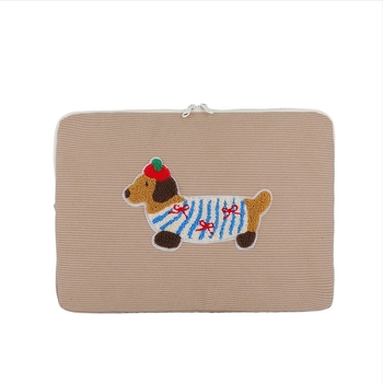 Notebooktáska kopásálló és ütésálló védelmet nyújtó tok; poliészter külső és belső rész; állatmintás.