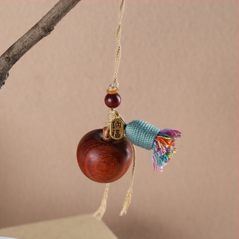 Telefonlánc alma alakú medállal szantálfa anyagból, rajzfilm stílus, autó dísz, 2024 tél
