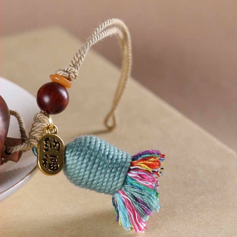 Telefonlánc alma alakú medállal szantálfa anyagból, rajzfilm stílus, autó dísz, 2024 tél