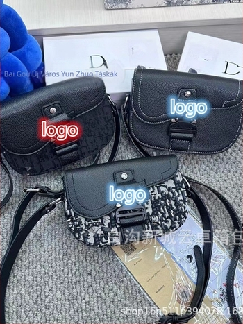 Kamera saddle bag stílusú táska, PU bőr, ovális forma, zárható fedél, belső rekesz telefon és személyi igazolvány számára