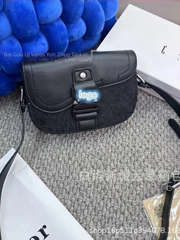 Kamera saddle bag stílusú táska, PU bőr, ovális forma, zárható fedél, belső rekesz telefon és személyi igazolvány számára