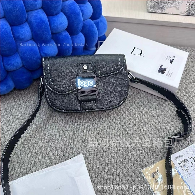 Kamera saddle bag stílusú táska, PU bőr, ovális forma, zárható fedél, belső rekesz telefon és személyi igazolvány számára