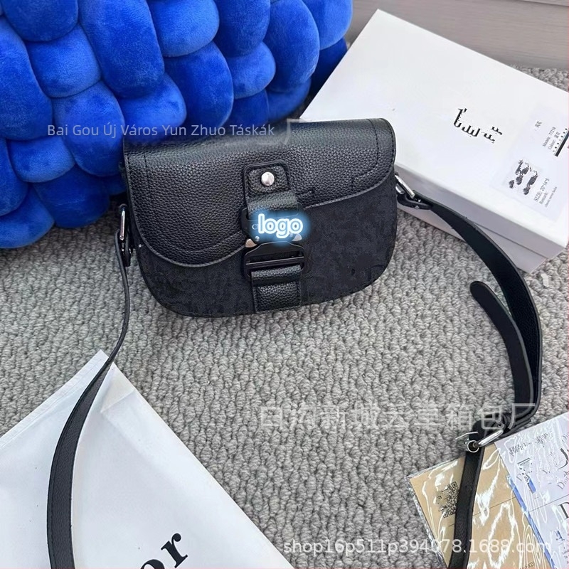 Kamera saddle bag stílusú táska, PU bőr, ovális forma, zárható fedél, belső rekesz telefon és személyi igazolvány számára