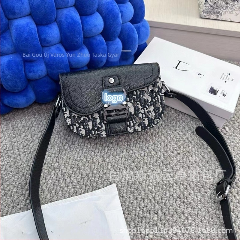 Kamera saddle bag stílusú táska, PU bőr, ovális forma, zárható fedél, belső rekesz telefon és személyi igazolvány számára