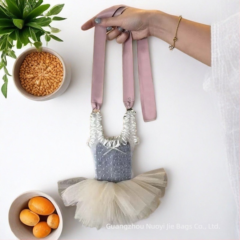 Mini csipkés crossbody táska gyöngy lánccal és üreges hálóval, uniszex stílus, bucket bag sziluett, tavasz 2025 kiadás, mindennapi viselet