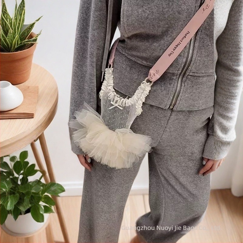 Mini csipkés crossbody táska gyöngy lánccal és üreges hálóval, uniszex stílus, bucket bag sziluett, tavasz 2025 kiadás, mindennapi viselet