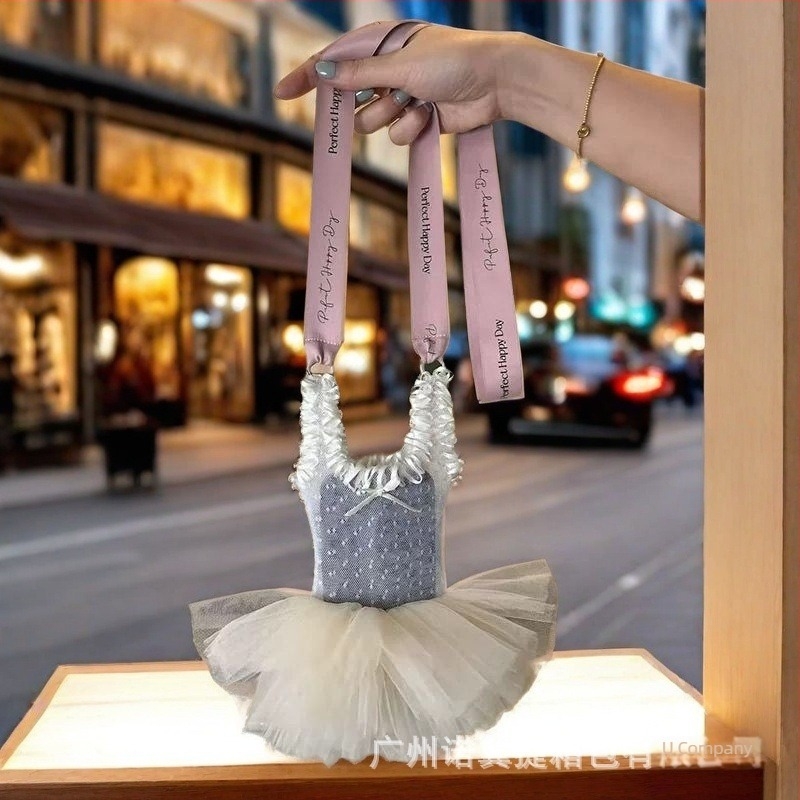 Mini csipkés crossbody táska gyöngy lánccal és üreges hálóval, uniszex stílus, bucket bag sziluett, tavasz 2025 kiadás, mindennapi viselet