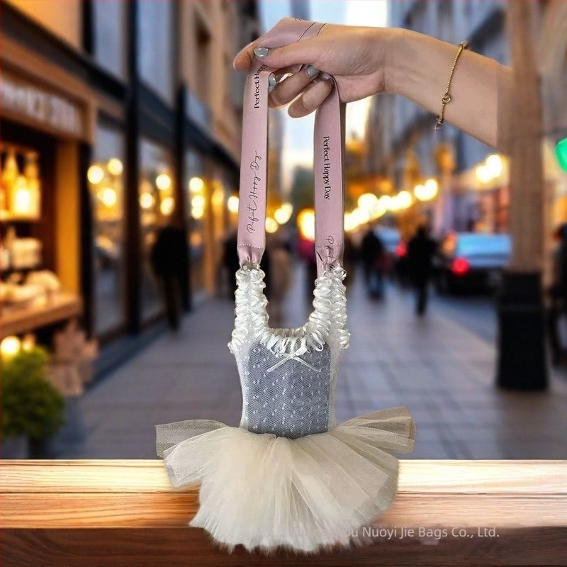 Mini csipkés crossbody táska gyöngy lánccal és üreges hálóval, uniszex stílus, bucket bag sziluett, tavasz 2025 kiadás, mindennapi viselet