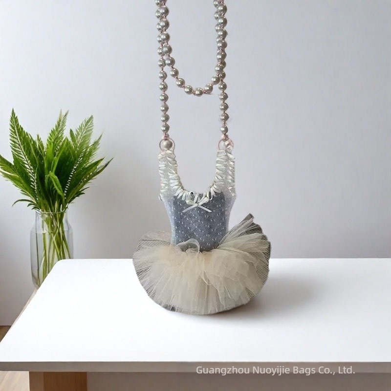 Mini csipkés crossbody táska gyöngy lánccal és üreges hálóval, uniszex stílus, bucket bag sziluett, tavasz 2025 kiadás, mindennapi viselet