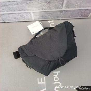 Crossbody sporttáska, uniszex, nylon anyag, kültéri sportokhoz, városi minimalist stílus (bélés: nylon)