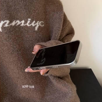 KPPins által ihletett puha szürke virágmintás tok iPhone 17 Pro és 17 Pro Max készülékre